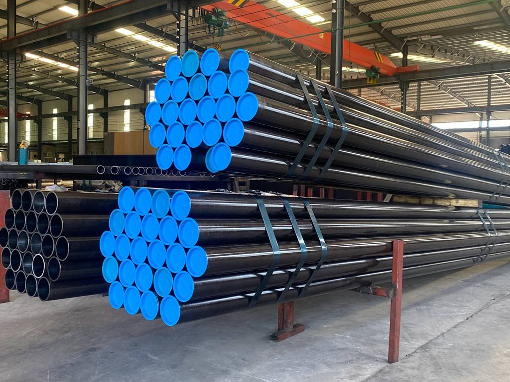 Aplicação de óleo antiferrugem em tubos de aço sem costura na HEVO STEEL