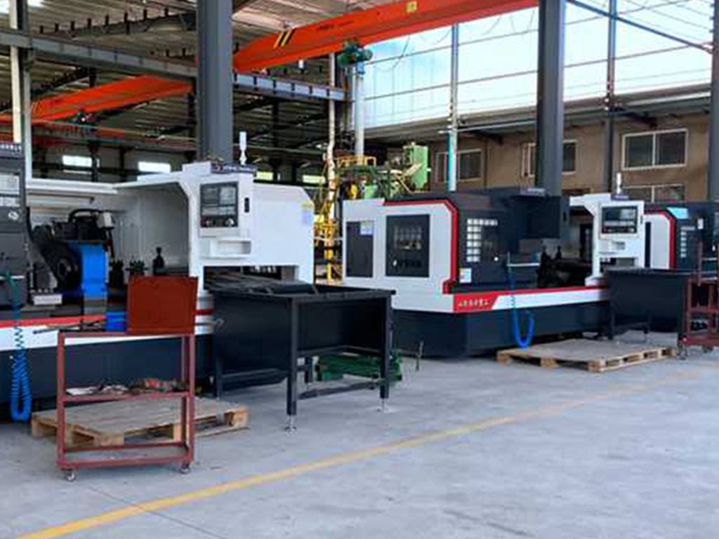 Centro de usinagem CNC que processa tubos de aço sem costura na HEVO STEEL LLC