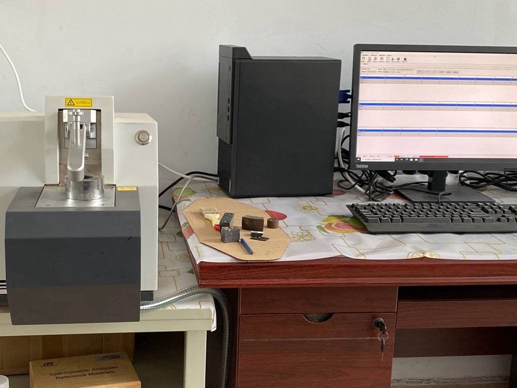 Analisador de composição química que testa amostras de tubos de aço na HEVO STEEL LLC