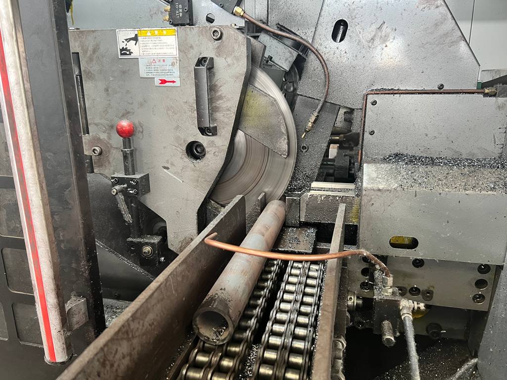 Corte de tubos de aço sem costura em comprimentos precisos na HEVO STEEL