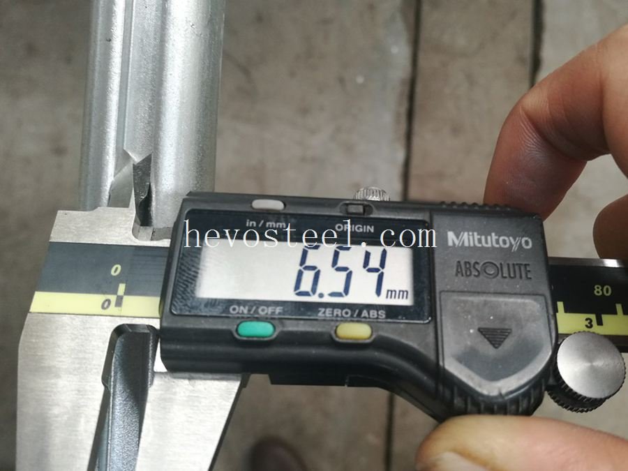 Close-up do tamanho do rasgo de chaveta do eixo de acionamento na HEVO STEEL LLC