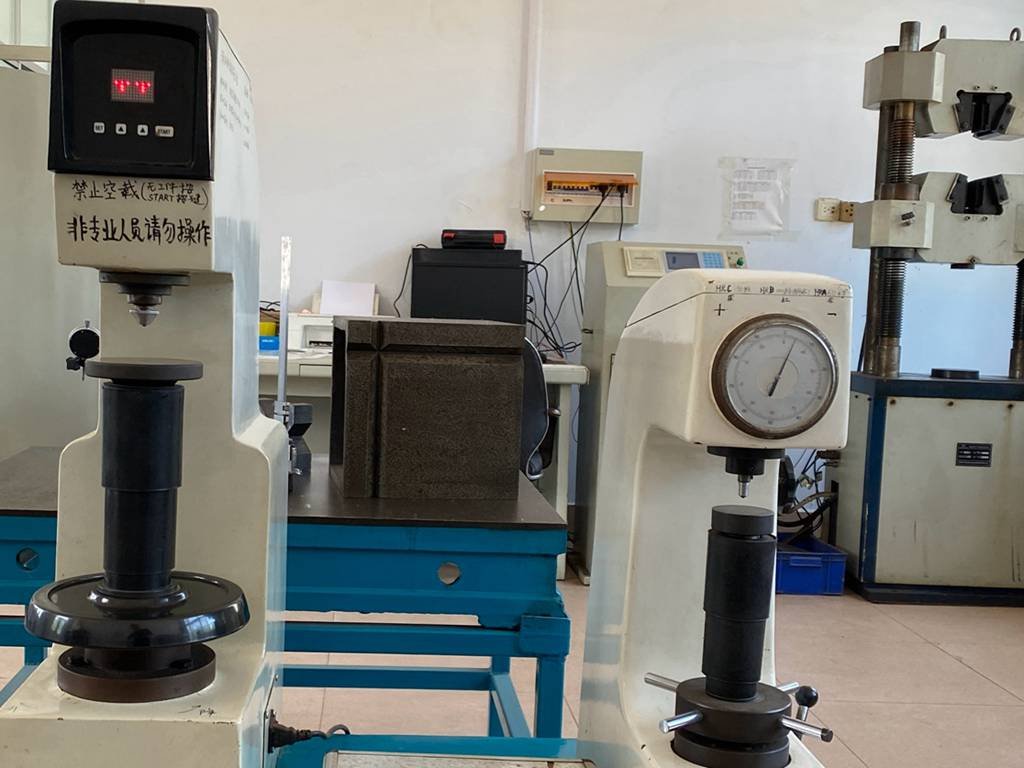 Testador de dureza que mede a dureza da superfície de tubos de aço sem costura na HEVO STEEL LLC