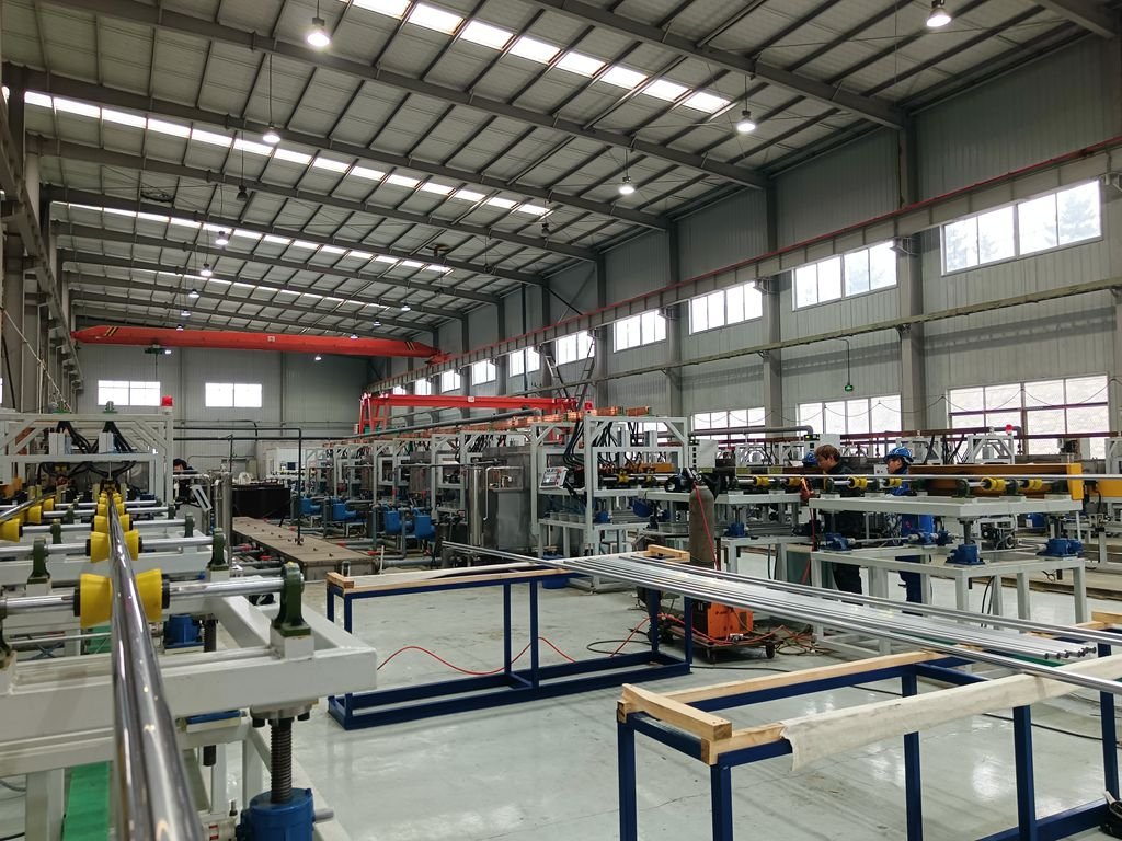 Máquina de haste de pistão que processa hastes de aço de precisão na HEVO STEEL