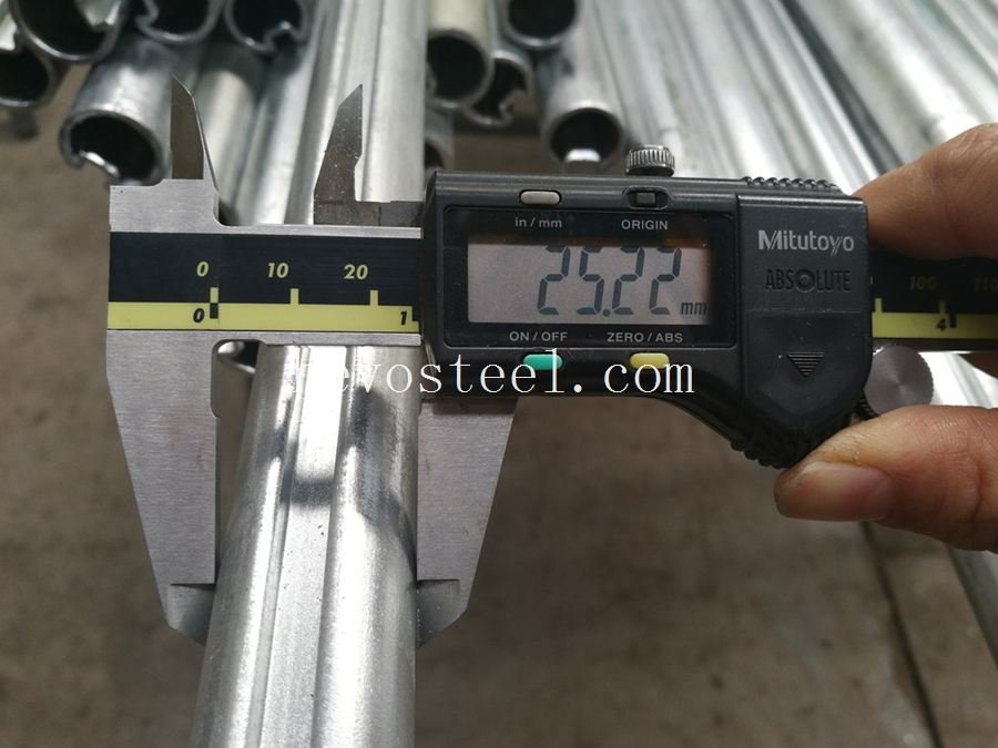 Medição do diâmetro externo (OD) de um eixo de acionamento na HEVO STEEL LLC