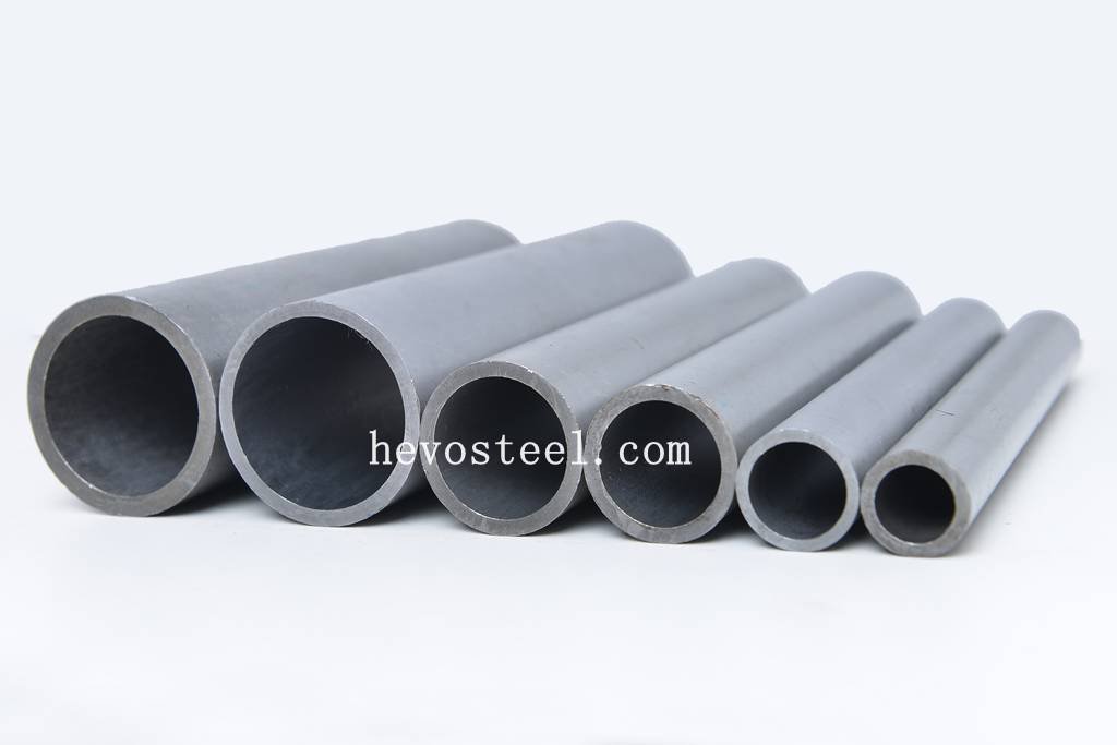 Seamless steel pipes by HEVO STEEL, stacked for shipment to construction sites