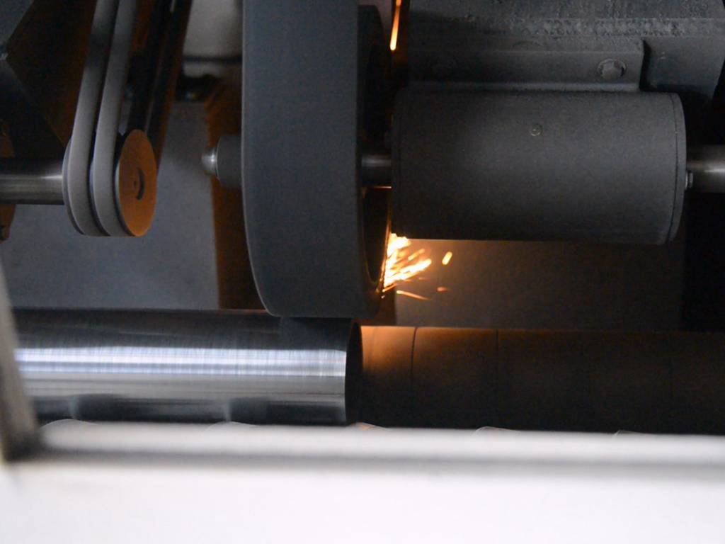 Polimento de tubos de aço sem costura para um acabamento suave na HEVO STEEL