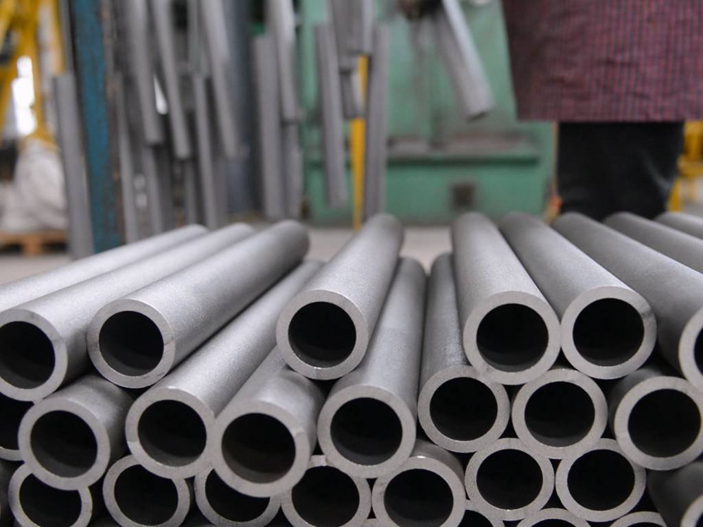 Jateamento de tubos de aço sem costura para limpeza de superfície na HEVO STEEL