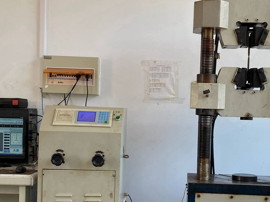 Máquina de teste de tração que mede a resistência do tubo de aço na HEVO STEEL LLC