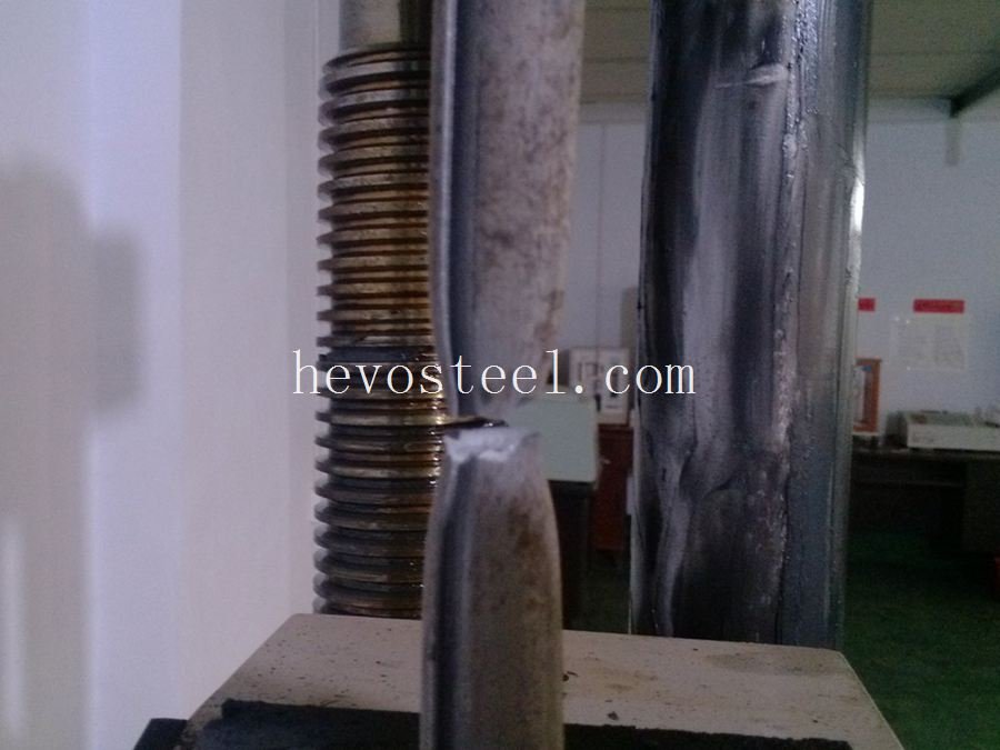 Máquina de teste de tração que mede a resistência do eixo de acionamento na HEVO STEEL LLC