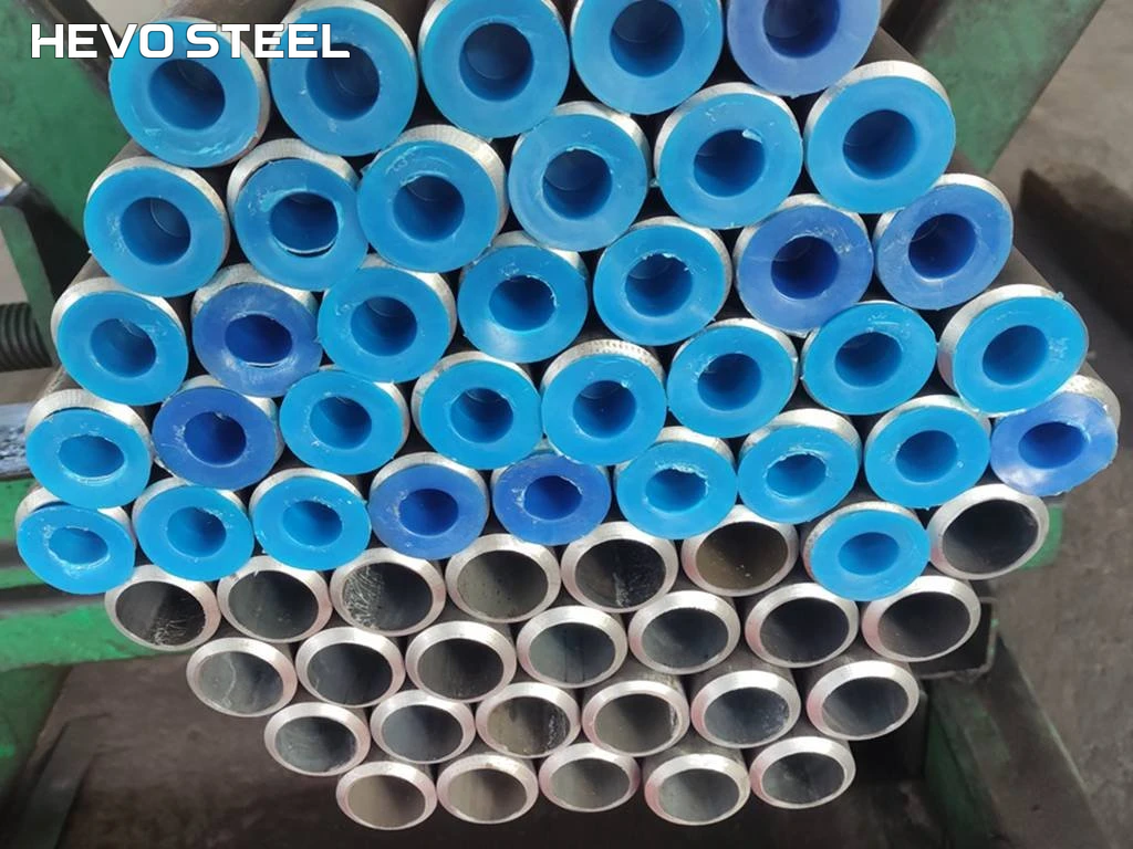 Round tube ends with blue annular edge protectors; some tube ends remain uncovered.